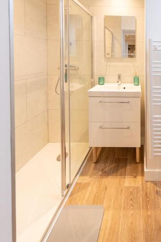 une salle de bain avec douche et lavabo dans l'établissement Le Khalo - Château d'Angers - La Bonne Marienne, à Angers