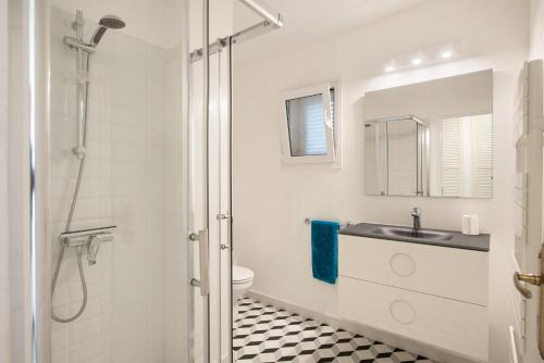 a white bathroom with a sink and a toilet at Villa Estranys, con piscina privada in Alcudia