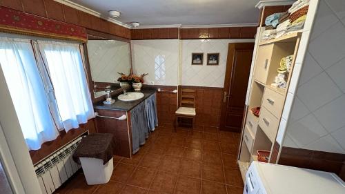 ein kleines Bad mit einem Waschbecken und einem Fenster in der Unterkunft Casa Rural La Quinta del Taracedo in Muros de Nalón