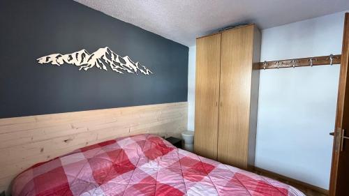 um quarto com uma montanha pintada na parede em Astro alpino House em Passo del Tonale