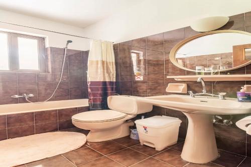 bagno con lavabo, servizi igienici e specchio di Villa OINOI with Pool for Luxury Vacation and Events a Marathónas (Maratona)