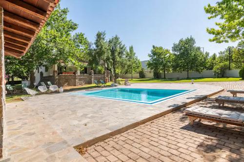 an image of a swimming pool in a backyard at Villa OINOI with Pool for Luxury Vacation and Events in Marathón