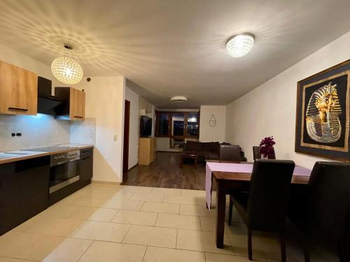 uma cozinha e sala de jantar com mesa e cadeiras em Wunderschönes Apartment in der Goldstadt Pforzheim em Pforzheim