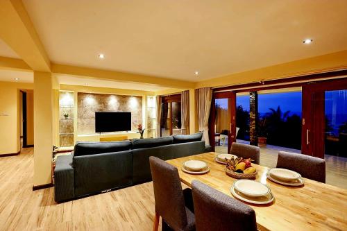 uma sala de estar com uma mesa e um sofá em Dream view "The Balcony & Terrace Garden" em Ko Phangan