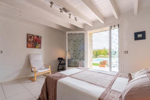 a bedroom with a large bed and a window at Lespiland 4étoiles T et H piscine in Lavergne