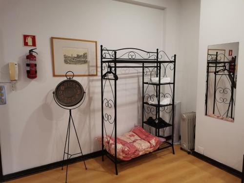 a room with a black bunk bed in a room at Espaço_Zero[Downtown] 01 in Porto