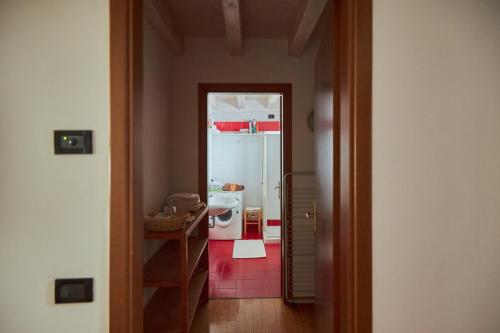 um corredor com um frigorífico branco num quarto em Antiche Mura - Bassano Dieda em Bassano del Grappa