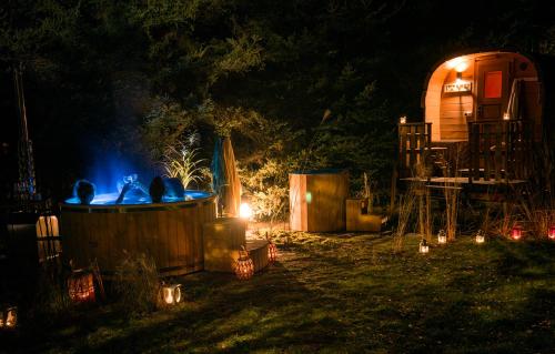 kąpiel w wannie na dziedzińcu w nocy w obiekcie Szeroki Bór oaza w Puszczy z Sauną, Banią i Jacuzzi w mieście Szeroki Bór