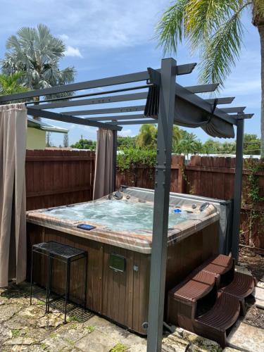 d'un bain à remous dans l'arrière-cour avec un auvent. dans l'établissement Ambers Jensen Beachhouse with Hot Tub, à Jensen Beach