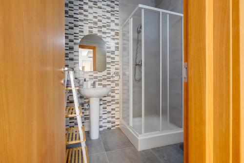 bagno con doccia e lavandino di Contemporary 3BR Retreat in Prime Sliema a Sliema