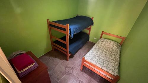 a small room with two bunk beds and a table at Cota6000 Expediciones Dpto A in San Pedro de Atacama