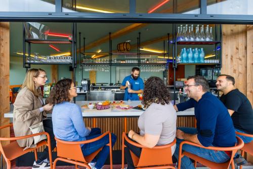 un groupe de personnes assises au comptoir d'un restaurant dans l'établissement The People Le Havre, au Havre