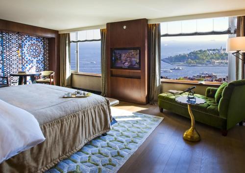 um quarto com uma cama grande e vista para o oceano em The Marmara Taksim em Istambul