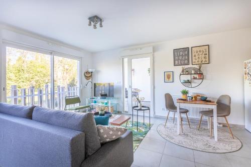 un salon avec un canapé et une table dans l'établissement La Baraka - Beau studio dans parc arboré, à Marseille