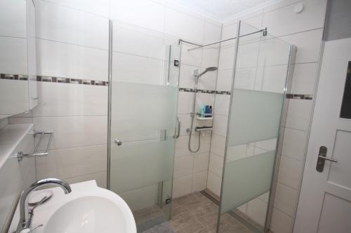a bathroom with a glass shower with a toilet at Ferienwohnung Benkertshof 