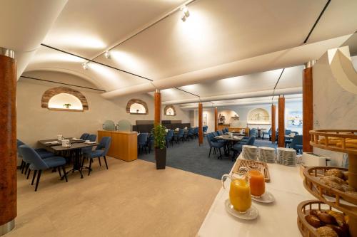 ein Restaurant mit Tischen und Stühlen in einem Zimmer in der Unterkunft Hotel Schwanen in Kehl am Rhein