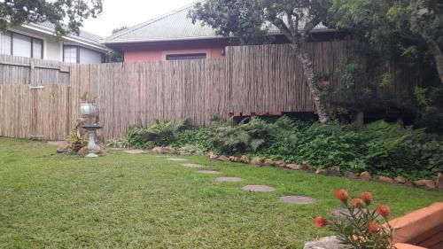Jardín al aire libre en Milky Way: Home with large garden, firepit & stars