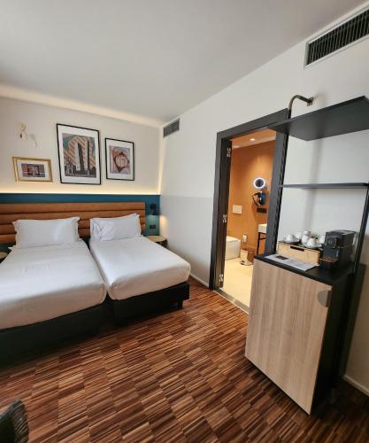 een hotelkamer met een bed en een spiegel bij Hotel Imperial in Bologna
