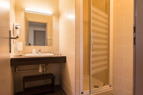La salle de bains est pourvue d'un lavabo et d'une douche. dans l'établissement La Bastide de Sanilhac, à Sanilhac
