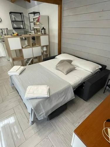 1 dormitorio con 1 cama grande y 2 almohadas en Una Casetta InterVineas, en Spoleto