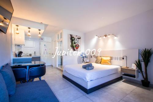 a bedroom with a bed and a desk and a kitchen at J009 - Studio - Complex Minerva & Jupiter in Benalmádena