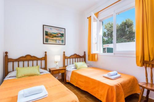 プンタ・プリマにあるVilla SEscaleta by Villa Plusのベッド2台と窓のある寝室