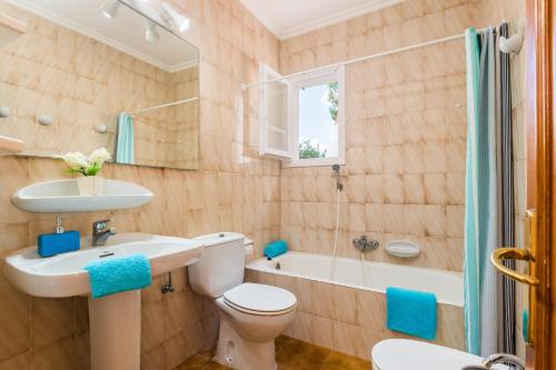 プンタ・プリマにあるVilla SEscaleta by Villa Plusのトイレ、洗面台、浴槽を備えたバスルーム