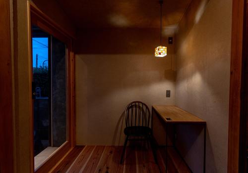 a chair sitting at a desk in a room with a window at 暮らすように過ごすNagi unoport in Uno