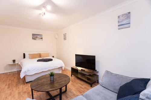 uma sala de estar com uma cama e um sofá em May Disc - Long Stay - Contractors em Bristol