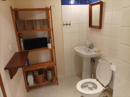 La salle de bains est pourvue de toilettes et d'un lavabo. dans l'établissement La petite Corbières, à Roquefort-des-Corbières