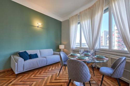 salon z kanapą i stołem w obiekcie Esclusivo 100MQ Vista Mole w Turynie