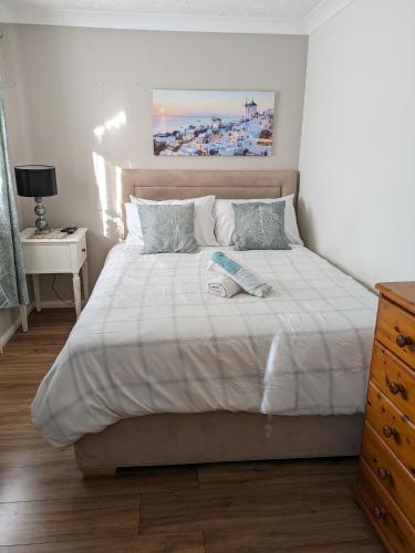 sypialnia z dużym łóżkiem i drewnianą podłogą w obiekcie Yvonnehut w Luton
