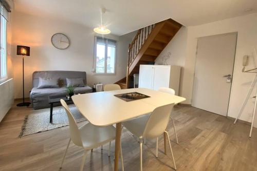 une cuisine et un salon avec une table et des chaises dans l'établissement Plénitude Giverny-Vernon appt 12, à Vernon