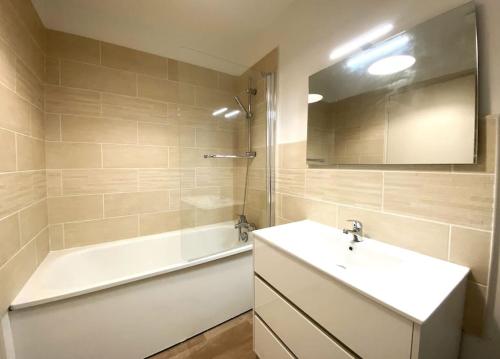 ein Badezimmer mit einer Badewanne, einem Waschbecken und einer Badewanne in der Unterkunft Plénitude Giverny-Vernon appt 12 in Vernon