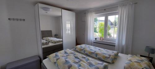 Un pat sau paturi într-o cameră la Ferienwohnung Haisterkirch