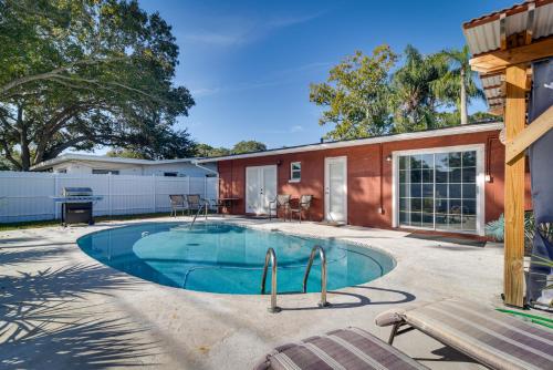 Πισίνα στο ή κοντά στο Pinellas Park Escape with Heated Pool!