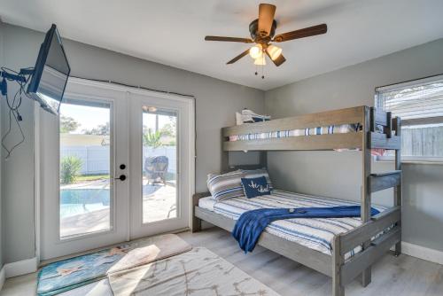 1 dormitorio con litera y ventilador de techo en Pinellas Park Home with Pool - 8 Mi to Beach, en Pinellas Park