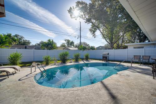 Πισίνα στο ή κοντά στο Pinellas Park Escape with Heated Pool!