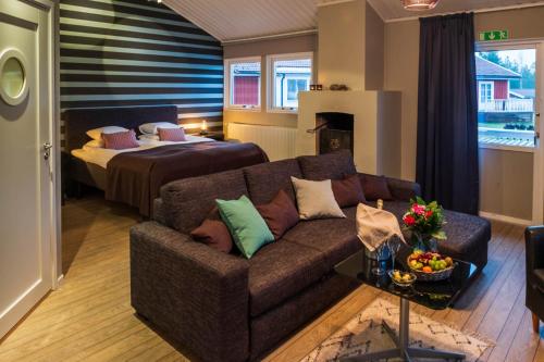 sala de estar con sofá y cama en Norrfällsviken Rum & Kök en Mjällom