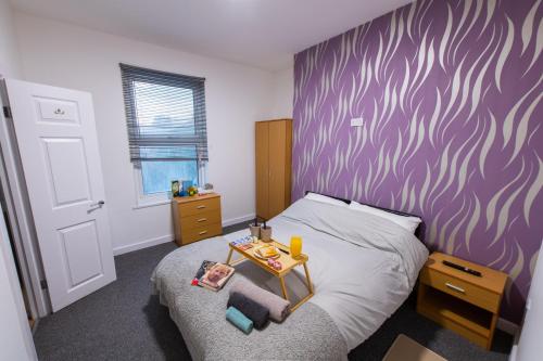 Una cama o camas en una habitación de Premium En-suite Double Bedrooms in Central Maidstone with Breakfast