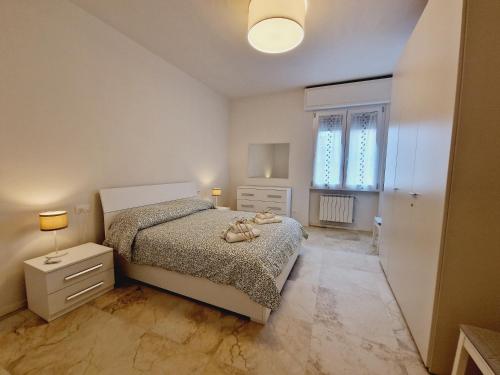 Habitación pequeña con cama y ventana en Casa Fiorenza, en Scandicci