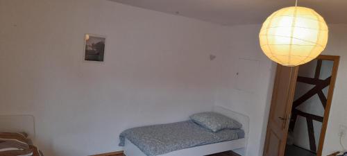 una camera con un piccolo letto e una lampada di Monteur Zimmer - Göppingen a Göppingen
