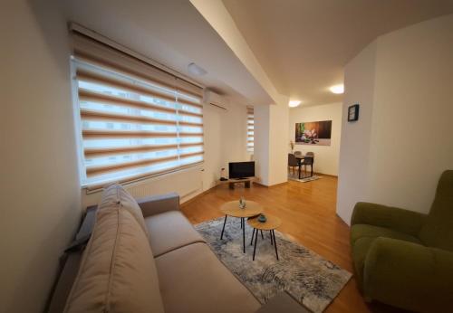 sala de estar con sofá y mesa en Modern Living Apartments, en Skopje