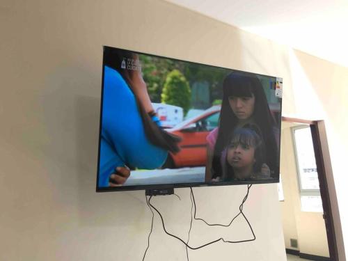 TV de pantalla plana colgada en la pared en Apartamento 1 cómodo, en Cochabamba