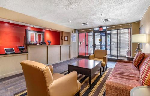 uma sala de estar com um sofá, cadeiras e uma mesa em Extended Stay America Suites - San Antonio - Colonnade - Medical em San Antonio