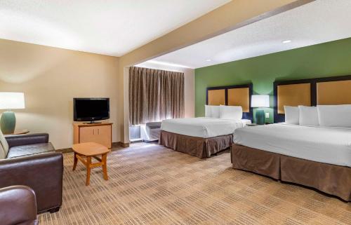 Extended Stay America Suites - San Antonio - Colonnade - Medical في سان انطونيو: غرفة فندقية بسريرين وتلفزيون بشاشة مسطحة