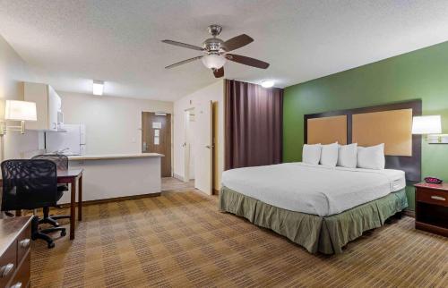 a hotel room with a bed and a kitchen at Extended Stay America Suites - Houston - I-10 West - CityCentre in Houston