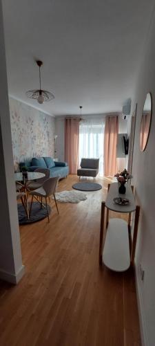 sala de estar con sofá y mesa en Luxury new apartament private parking, en Bucarest