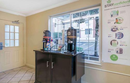 a coffee shop with a counter and a window at Extended Stay America Suites - Seattle - Bellevue - Factoria in Bellevue