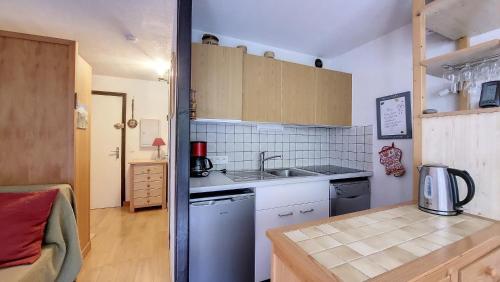une petite cuisine avec un évier et un comptoir dans l'établissement Relais S9, à Saint-Jean-dʼAulps